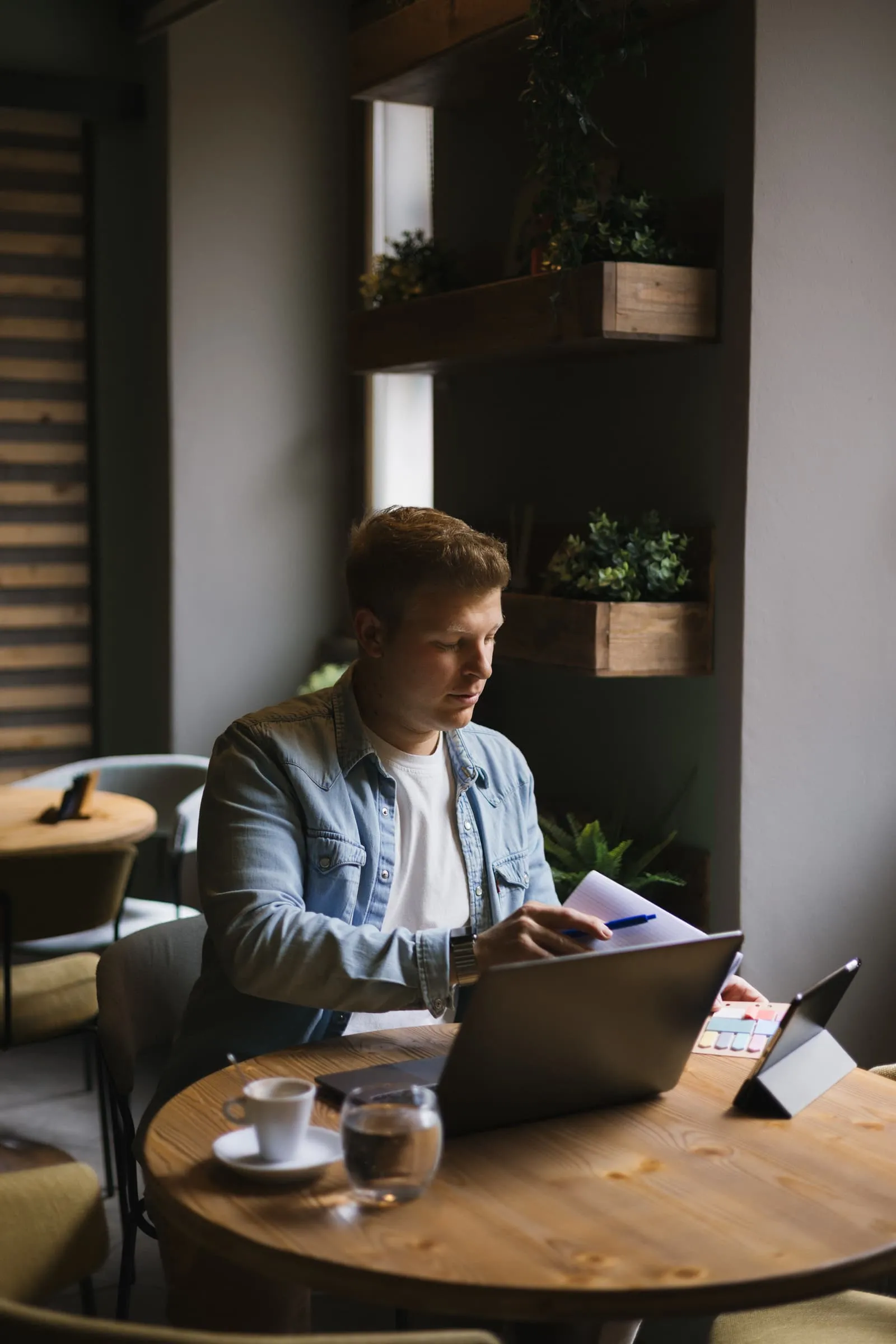 Persona al lavoro in un caffè
